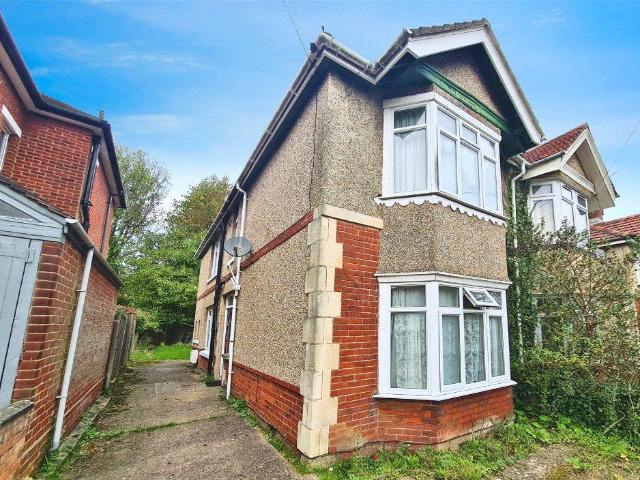 Roselands Gardens, Hampshire SO17 4 bed semi detached house to rent £2,050 pcm £473 pw