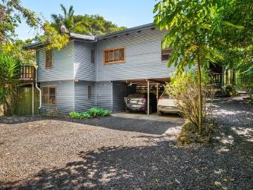 Roseleaf Cottage: Private Hinterland Escape with Coffee Orchard & Character Home