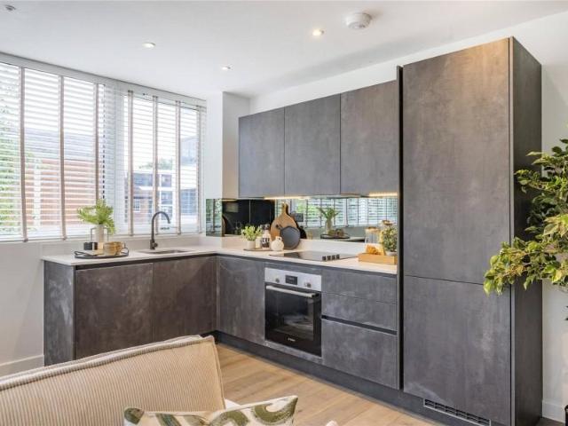 Rosemount Avenue, West Byfleet KT14 1 bed apartment to rent £1,600 pcm £369 pw