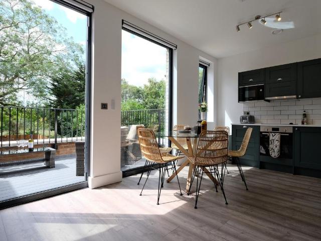 Rosemont Road, London 2 bed flat to rent £2,750 pcm £635 pw
