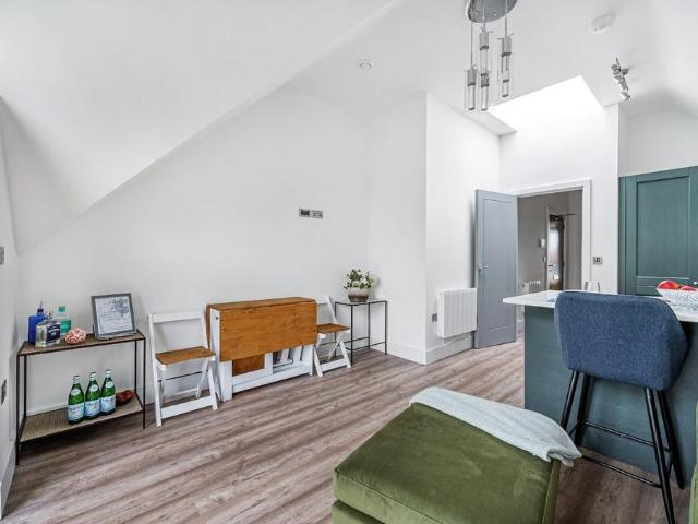 Rosemont Road, London, W3 1 bed apartment to rent £2,250 pcm £519 pw