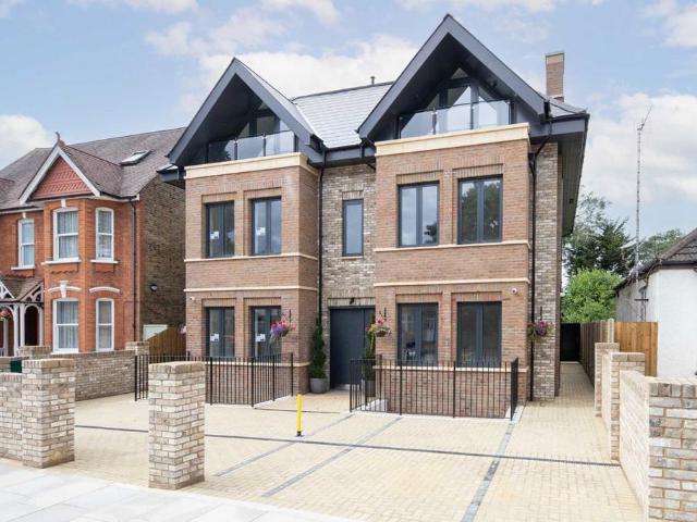 Rosemont Road, London W3 2 bed flat to rent £2,975 pcm £687 pw