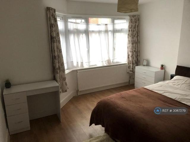 Rosemary Avenue, Hounslow West, TW4 1 bed in a house share to rent £750 pcm £173 pw