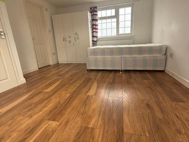 Rosemary Avenue, Hounslow TW4 1 bed house to rent £850 pcm £196 pw