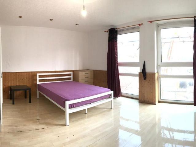 Rosemary Drive, Ilford IG4, 5 bed shared accommodation to rent, £3,300 pcm | PrimeLocation