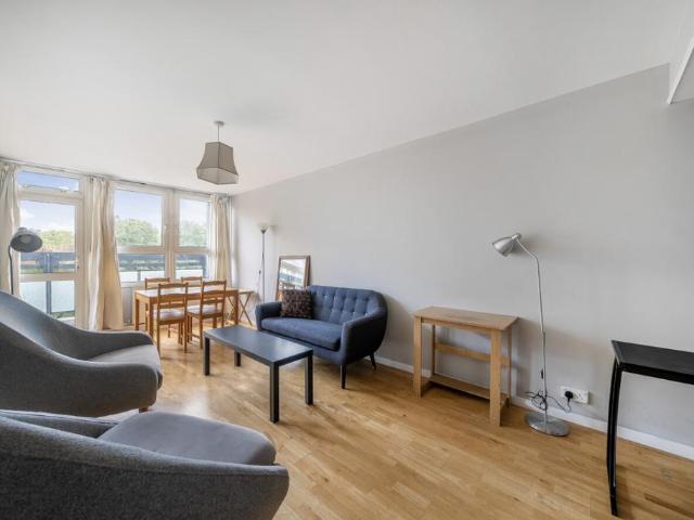 Rosenau Road, Battersea, London, SW11 2 bed flat to rent £2,625 pcm £606 pw