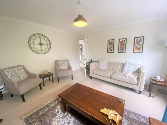 Rosendale Road, London, SE21 2 bed flat to rent £2,400 pcm £554 pw