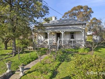 'Roseneath' A Victorian gem with location, views and additional Licenced Crown Land