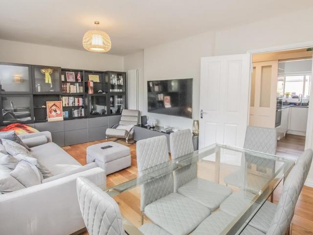 Rosewood House, Manor Hall Drive. 3 bed flat to rent £2,350 pcm £542 pw