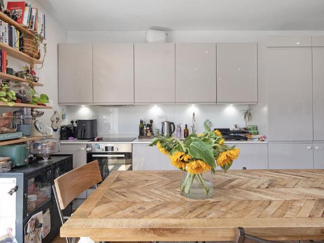 Rosina Street, Homerton, London, E9 2 bed flat to rent £3,750 pcm £865 pw