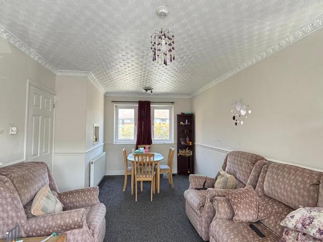 Ross Close, Luton, Bedfordshire 2 bed flat to rent £1,225 pcm £283 pw
