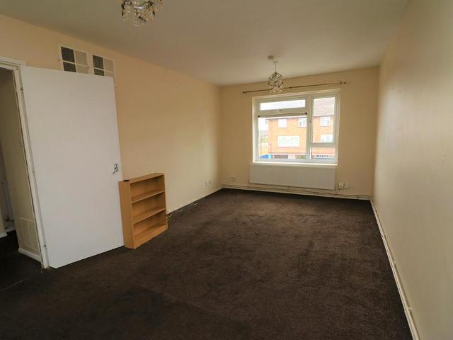 Ross Close Luton LU1 5RB 2 bed flat to rent £1,150 pcm £265 pw