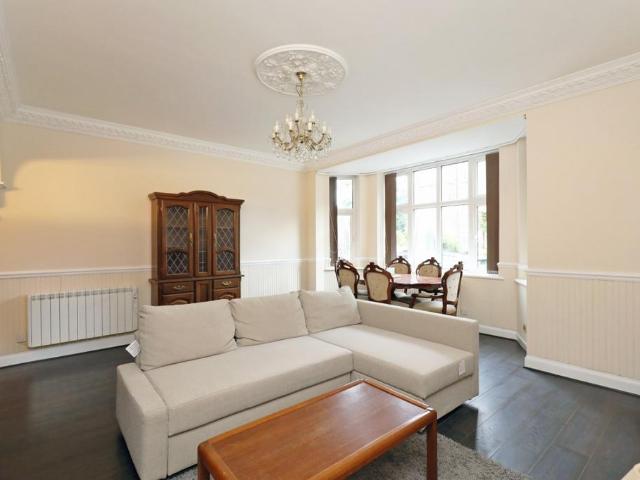 Ross Court, 81 83 Putney Hill, London 1 bed flat to rent £1,900 pcm £438 pw