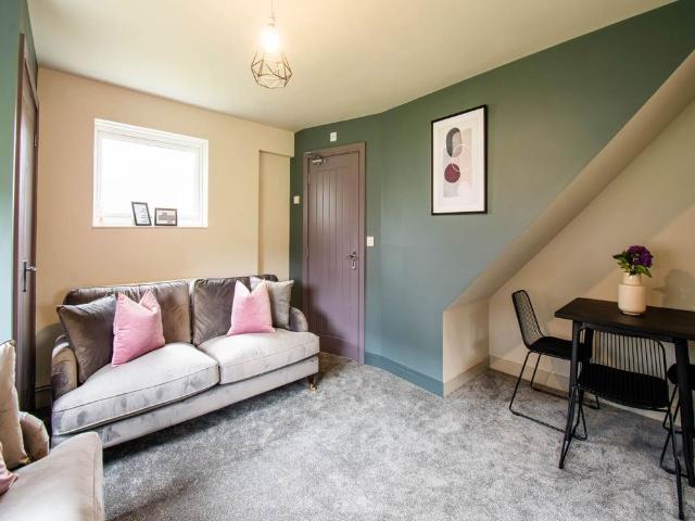 Rossefield Parade Room 1, Bramley, Leeds