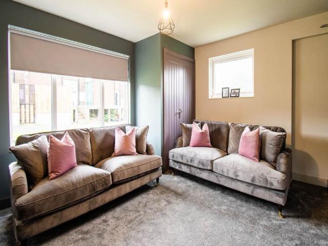 Rossefield Parade Room 1, Bramley, Leeds