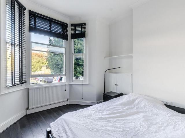 Rossiter Road, Balham, London, SW12 2 bed maisonette to rent £3,000 pcm £692 pw