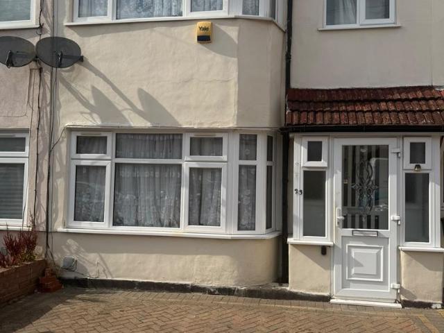 Rosslyn Avenue, Dagenham RM8 3 bed terraced house to rent £2,350 pcm £542 pw