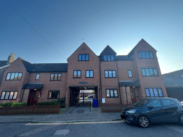 Rosslyn Court, Runnymede Road, Essex SS17, 1 bed flat to rent, £1,200 pcm | PrimeLocation