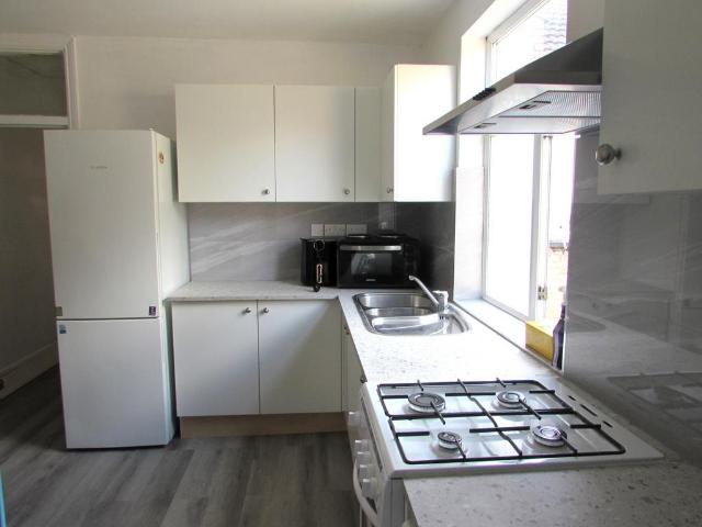 Rosslyn Crescent, Harrow, Middlesex HA1 3 bed flat to rent £1,875 pcm £433 pw