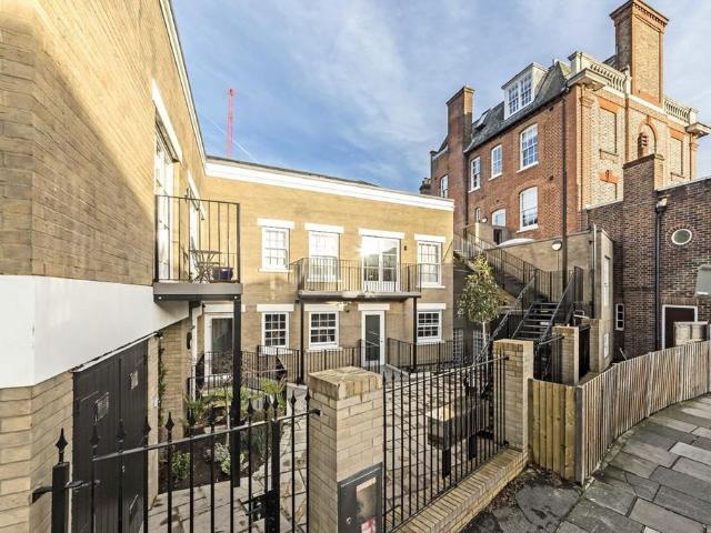 Rosslyn Road, East Twickenham TW1 2 bed flat to rent £2,850 pcm £658 pw