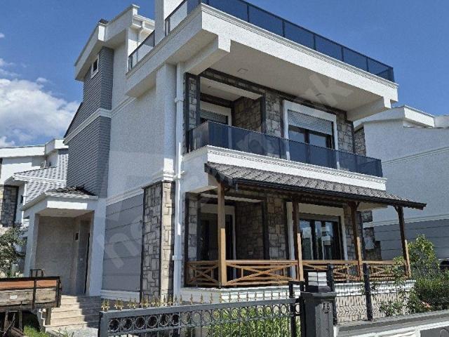 ROTA HUZUR GAYRİMENKUL'DEN FENER DE DEVAMLI KİRALIK TRİPLEX VİLLA