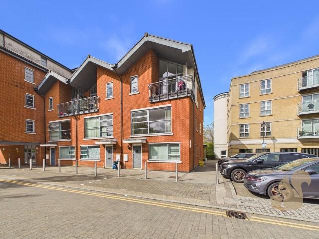 Rotary Way, Colchester CO3, 2 bed flat to rent, £1,150 pcm | PrimeLocation