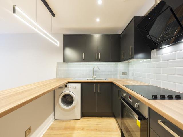 Rotherwood Close, Raynes Park SW20 1 bed house to rent £1,850 pcm £427 pw