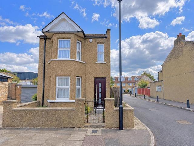 Rotherfield Road, Enfield 4 bed detached house to rent £2,500 pcm £577 pw