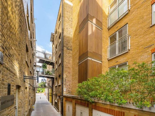 Rotherhithe Street, London SE16 2 bed flat to rent £3,500 pcm £808 pw