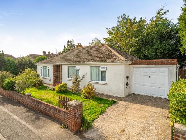 Rothley Close, Tenterden, Kent, TN30 3 bed bungalow to rent £1,500 pcm £346 pw