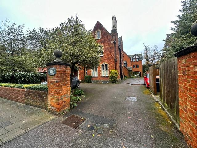 Rothsay Gardens, Underwood House, MK40 1 bed apartment to rent £895 pcm £207 pw