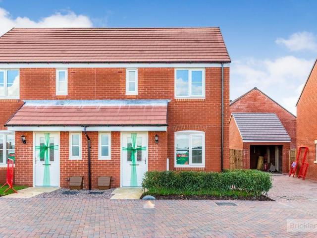 Rothwell, Kettering NN14 3 bed semi detached house to rent £1,400 pcm £323 pw