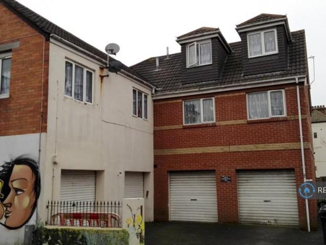 Roumelia Lane, Bournemouth, BH5 2 bed flat to rent £1,122 pcm £259 pw