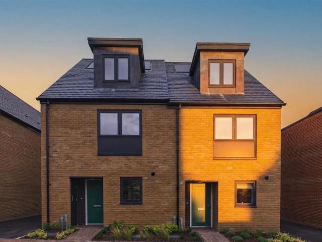 Round House Way, Harlow CM17 3 bed semi detached house to rent £2,160 pcm £498 pw