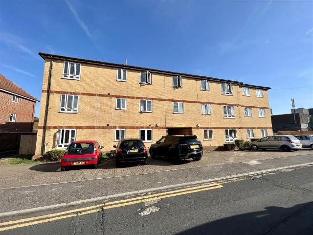 Round House Court, Hobbs Close EN8, 2 bed flat to rent, £1,450 pcm | PrimeLocation