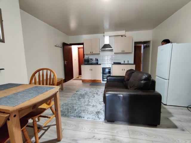 Roundhay S/C Flat Fully Furnished Referbished