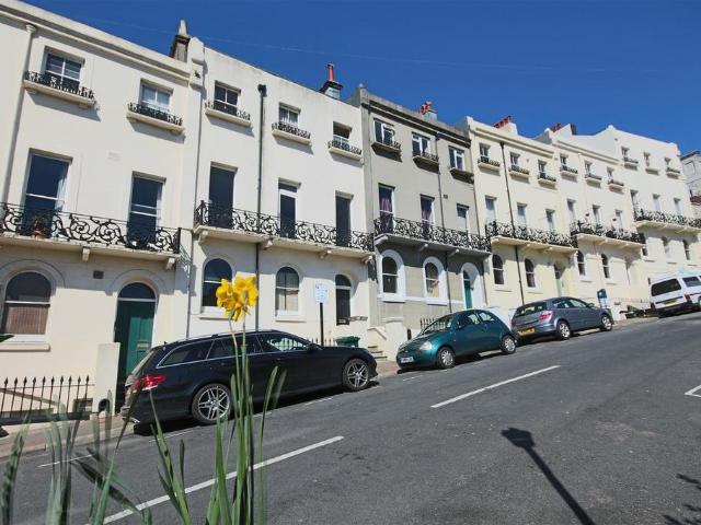 Roundhill Crescent, Brighton 1 bed flat to rent £1,195 pcm £276 pw