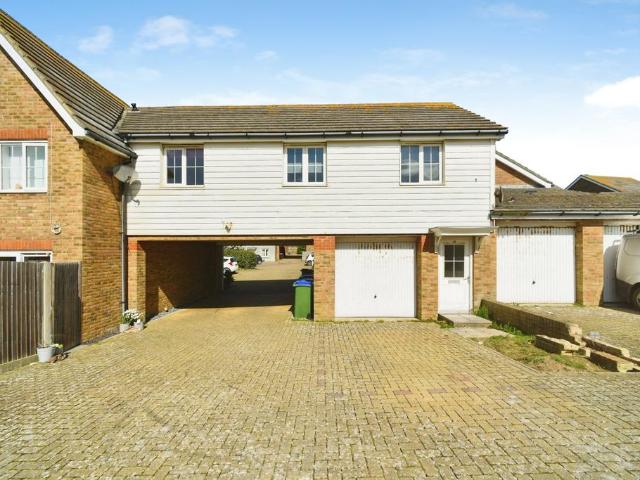 Roundhouse Crescent, Peacehaven, BN10 2 bed terraced house to rent £1,450 pcm £335 pw