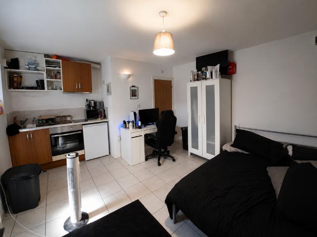 Roundhouse Road, Coventry, CV3 Studio to rent £560 pcm £129 pw