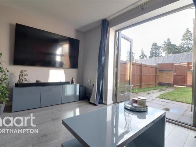 ROUNDING MEWS NORTHAMPTON 2 bed end of terrace house to rent £1,300 pcm £300 pw