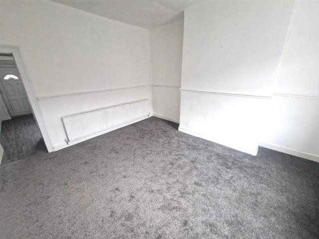Roundthorn Road, Oldham 2 bed terraced house to rent £900 pcm £208 pw