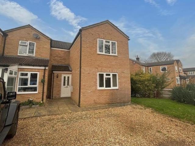Roundthorn Way, Woking GU21 3 bed semi detached house to rent £1,900 pcm £438 pw