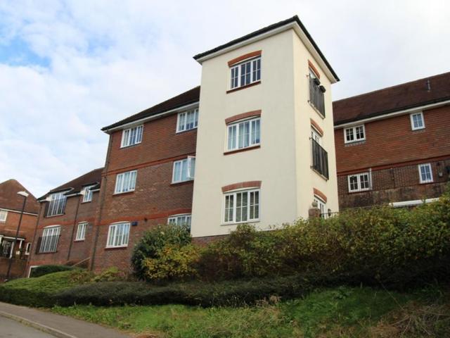 Roundway, Haywards Heath, RH16 2 bed flat to rent £1,500 pcm £346 pw