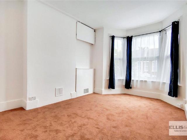 Roundwood Road, London, NW10 3 bed apartment to rent £2,000 pcm £462 pw