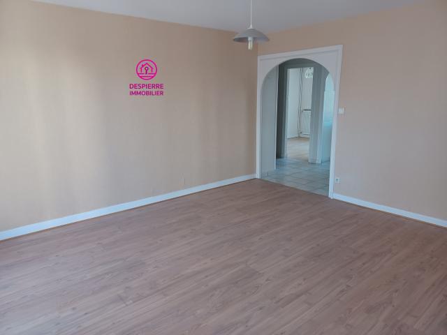 ROUSSILLON ! Appartement T4 avec ascenseur, 85 m2 habitables, 3 chambres, garage et cave