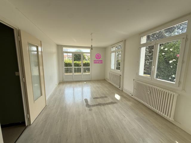 ROUSSILLON ! Appartement T3 en rez de chaussée, 79 m2 habitables environ Cave, Garage et Parking