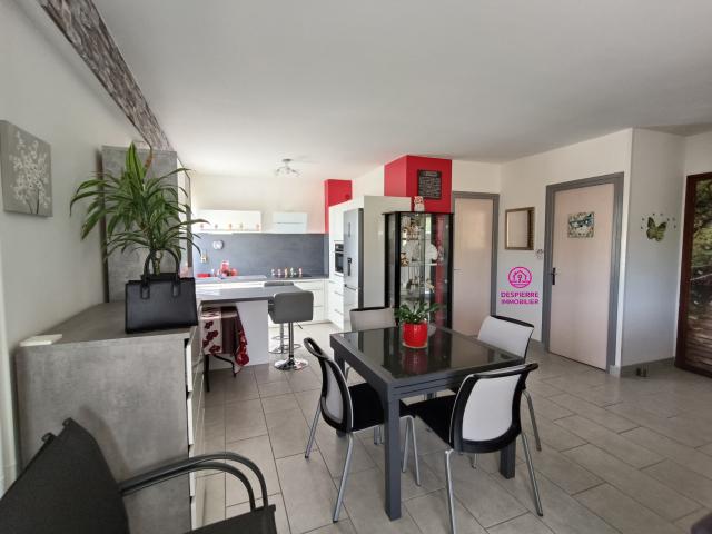 ROUSSILLON Appartement très bon état au 2èm étage avec balcon, cave, garage, parking