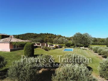 Roussillon, propriété en pierre rénovée avec vue panoramique sur plus de 2 hectares de terrain planté d'oliviers