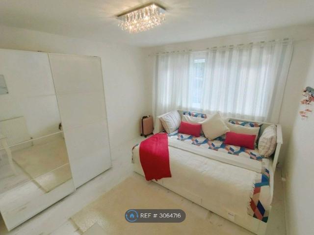 Roveley Court, Milton Keynes MK11, 2 bed maisonette to rent, £1,100 pcm | PrimeLocation