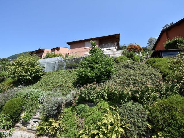 Rovio – Wunderschönes Einfamilienhaus mit Seeblick und grossem Ausbaupotenzial | Rovio – Splendida Casa Unifamiliare con Vista Lago e Ampio Potenziale Edificatorio | Rovio – Magnifique maison individuelle avec vue sur le lac et fort potentiel de développement | Rovio – Beautiful Detached House with Lake View and Outstanding Development Potential